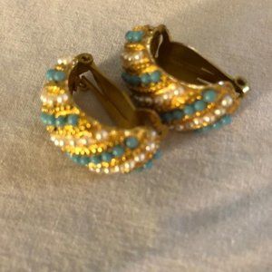🌞 Vintage ‘70s gold-tone clip-on earrings